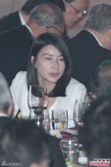 组图：郭晶晶独自出席活动 宽松黑裙孕味甚浓