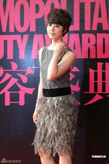 组图：周慧敏白纱裙飘逸现身 小腹扁平力证未怀孕