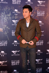 组图：贾乃亮助阵时尚盛典 军绿西装俊朗