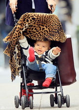 组图：辣妈米兰达-可儿街拍 大衣搭皮裤滑雪靴