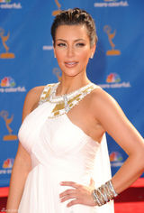 高清图：艾美奖红毯 金-卡黛珊白色礼服秀丰胸