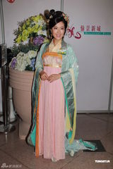 组图：黎耀祥与郑则仕斗戏 周家蔚与佘诗曼饭聚