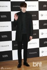 组图：金宇彬朴敏英亮相品牌活动展冬季时尚