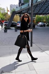 组图：王海珍时尚街拍 游走在随意性感间