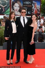 组图：《帕拉托》首映 弗兰科揽美女亮相