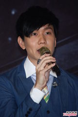 组图：林俊杰发布新专辑 秀棒球阳光帅气