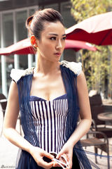 组图：董玥化身时尚女孩 随性街拍尽显潮范儿