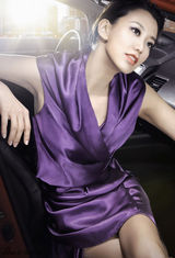 组图：吴辰君演绎汽车主题大片 展春日迷人笑容