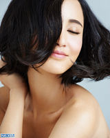 组图：张歆艺裸妆纯美 微露香肩秀出迷人锁骨