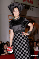 组图：罗家英携汪明荃亮相 元旦不工作专陪老婆