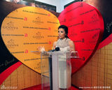 幻灯图集：伊娃甜美造型大派巧克力 送情人节祝福