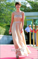 组图：朴有天闵孝琳等众星亮相首尔电视颁奖礼红毯