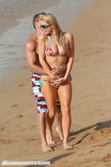 组图：希尔顿与男友鸳鸯浴 海滩戏水被搂蛮腰