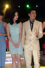 组图：冯绍峰倪妮亮相时装秀 两人有望档合作新片