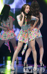 组图：EXO现身WAPOP演唱会 华丽舞技闪耀全场