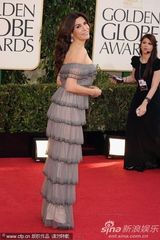 组图：金球奖乔-恰阿帕蕾丝宝塔裙亮相红毯