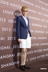 组图：范冰冰野猫造型出席活动 巩俐黑裙保守