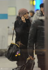 组图：姚晨独自返京逛书店 素颜黑眼圈显疲惫