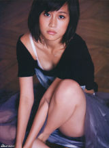 组图：前田敦子可爱小短裤抱萌兔 生活写真秀美