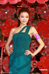 高清图：熊黛林露肩短裙出席活动 不担心家人催婚