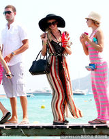 组图：希尔顿度假心情好 挥手和狗仔打招呼