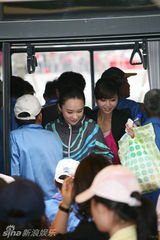 幻灯图：霍思燕带小浪逛世博 乘坐公车低碳出行