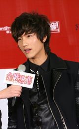 幻灯图：张峻宁帅气亮相 走红毯被点“鸳鸯谱”