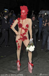 组图：LadyGaga庆生全裸薄纱蔽体翘臀贴花