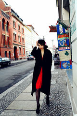 组图：黄璐游走柏林街头 俏皮复古演绎优雅生活