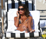 组图：超模克劳迪娅裸体享日光浴 风骚卸比基尼露点