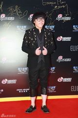 组图：微博之夜红毯 好声音冠军李琦顶蘑菇头