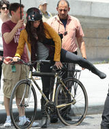 组图：梅根-福克斯《忍者神龟》片场帅气骑单车