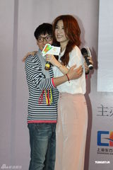 高清组图：田馥甄上海签售 和粉丝亲昵合影无架子