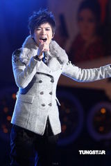 组图：五月天张惠妹等接力开唱 领众人跨越2011年