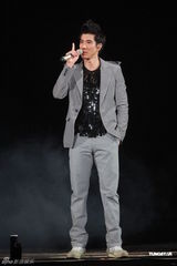 组图：王力宏香港个唱与成龙嘴对嘴热吻