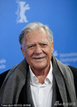 组图：里维斯亮相《肩并肩》发布会 电影节主席助阵