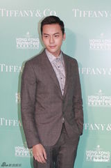 组图：容祖儿陈伟霆主持圣诞亮灯仪式