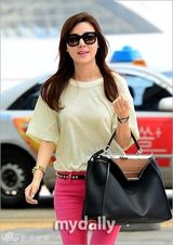 组图：金荷娜赴中国参加上海电影节粉裤亮眼