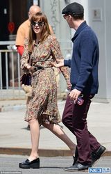 组图：犯二停不下来!卷福约会用纸巾遮面防偷拍