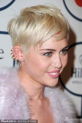 组图：麦莉格莱美派对清新风 收敛性感变俏皮