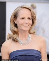 组图：海伦-亨特大裙摆拖地华丽高贵