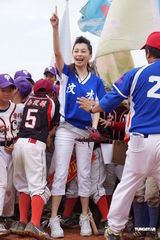 高清组图：徐若瑄为少棒赛开球 送母亲游泰国表孝心