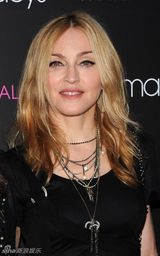 组图：麦当娜母女齐上阵宣传潮牌 泰勒烟熏装扮酷