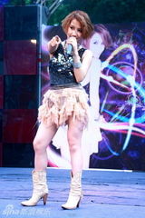 幻灯图：艾梦萌裸背高唱新歌 粉丝惊呼好身材包不住