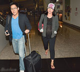 组图：郭晶晶挺大肚携夫游泰国 曝预产期9月底