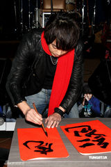 幻灯：信新年开唱会歌迷 激情摇滚high翻天