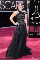 组图：第85届奥斯卡红毯-奥斯本紫发露背裙抢镜