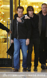 幻灯图：施瓦辛格与儿子逛街 父子情深场面温馨