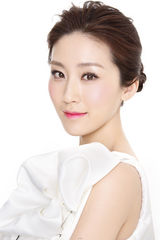 组图：周毅夏季写真曝光 香肩半裸化身甜美公主