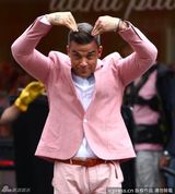 组图：罗比-威廉姆斯变粉红绅士显老顽童本色